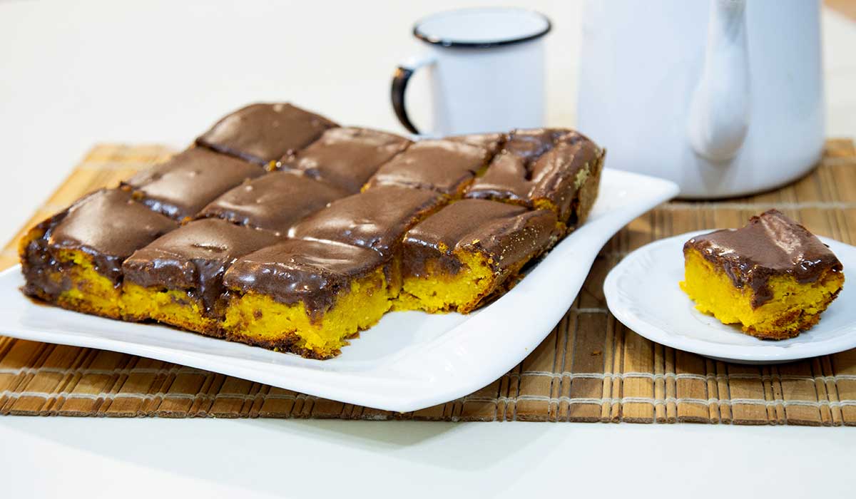 bolo de cenoura cremoso
