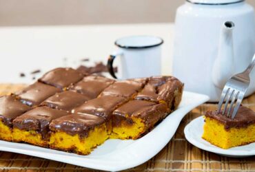 bolo de cenoura cremoso