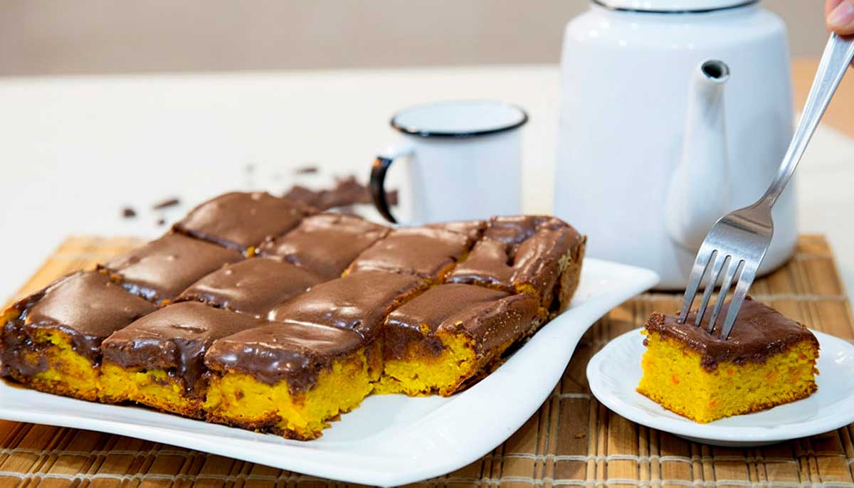 bolo de cenoura cremoso
