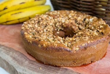 Parece Pudim! Bolo de Banana com Iogurte Molhadinho 3 bolo de banana com iogurte