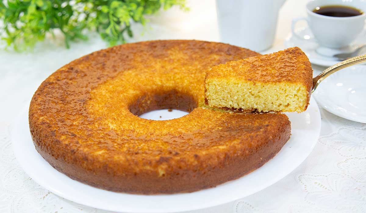 Como Fazer Bolo de Fubá Molhadinho com Creme de Leite