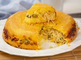 Torta de frango com flocão de milho