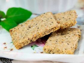 Biscoitos Cream Cracker de Aveia: Deliciosos e Crocantes 9 biscoitos cream cracker