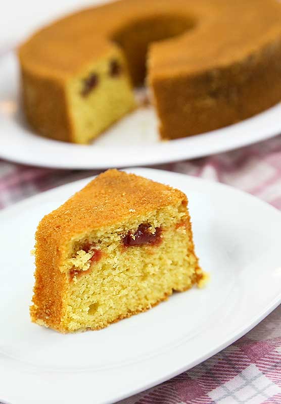 bolo de fubá com goiabada