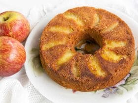 bolo de maçã caramelizada