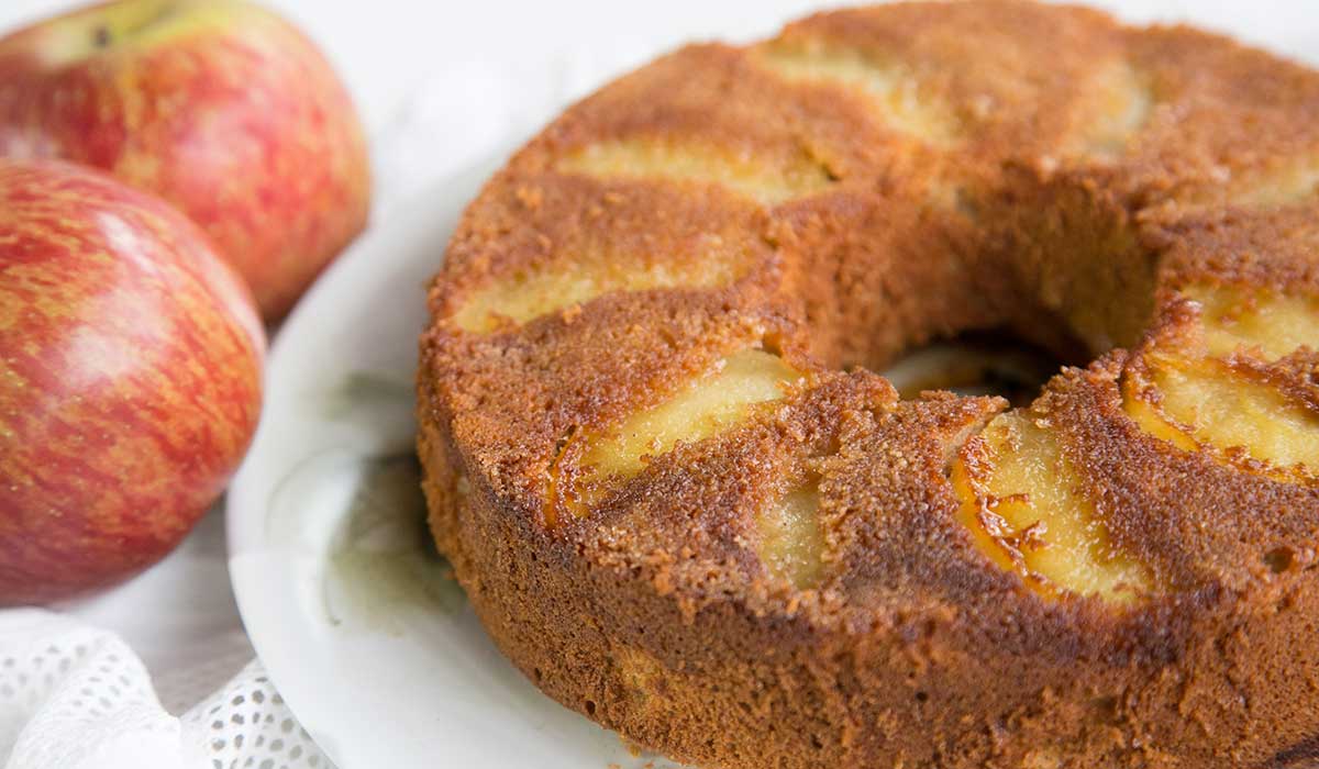 bolo de maçã caramelizada
