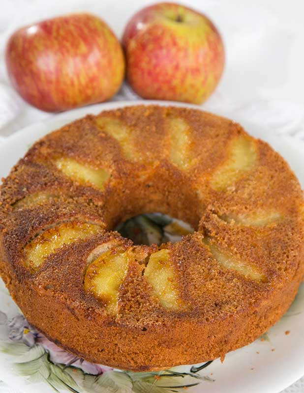 bolo de maçã caramelizada