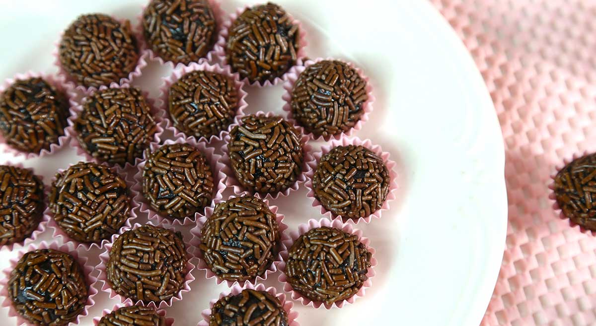 Brigadeiro Sem Leite Condensado: Fácil e Irresistível! 25 Brigadeiro Sem Leite Condensado: Fácil e Irresistível!