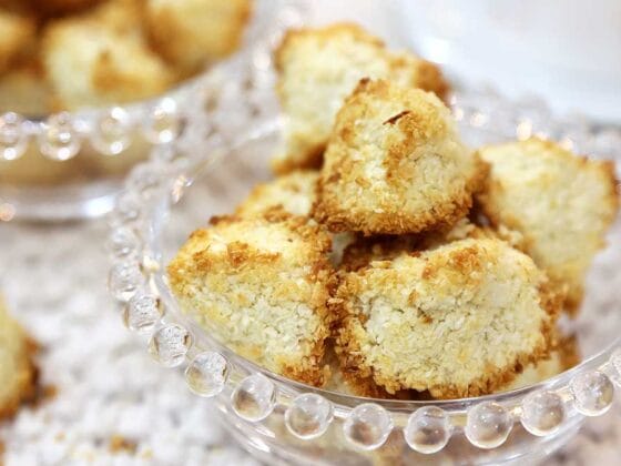 Só 3 Ingredientes: Biscoitos de Coco que Desmancha na Boca 25 biscoitos de coco